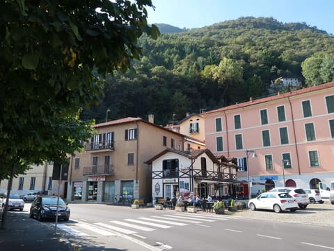 Car, Wheel, Building, Property, Window, Vehicle, Sky, Motor Vehicle