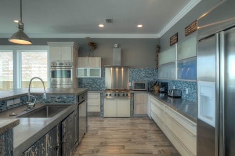 Incredible Kitchen !!!