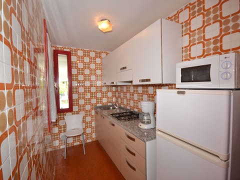 Cabinetry, Property, Furniture, Building, Kitchen Appliance, Wood, Drawer, Countertop, Interior Design, Kitchen Stove