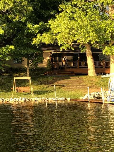 Enjoy the swing and beautiful lake view!