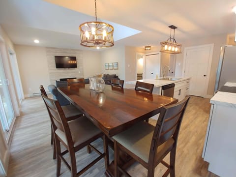 Large dining room table seats 6 for entertaining. 