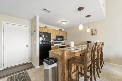 Kitchen with breakfast bar