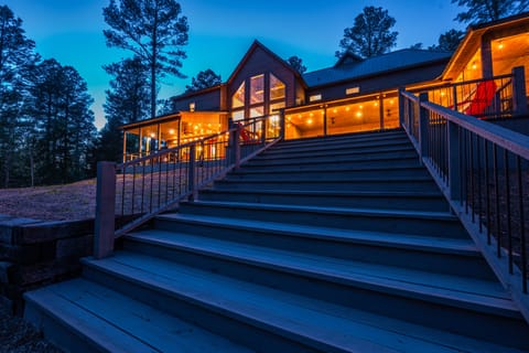 Magnolia Creek Lodge is a spacious farmhouse-style luxury cabin located in Hochatown near Broken Bow Lake.