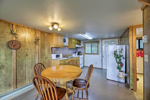 Dining Area | Dishware/Flatware Available