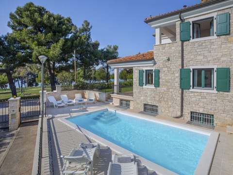 Property, Building, Swimming Pool, House, Real Estate, Home, Villa, Apartment, Estate, Residential Area