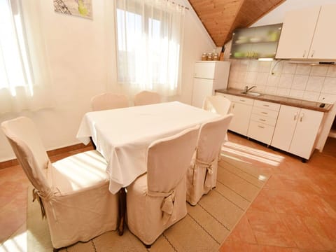 Property, Room, Furniture, Floor, Table, Interior Design, Architecture, House, Slipcover, Real Estate