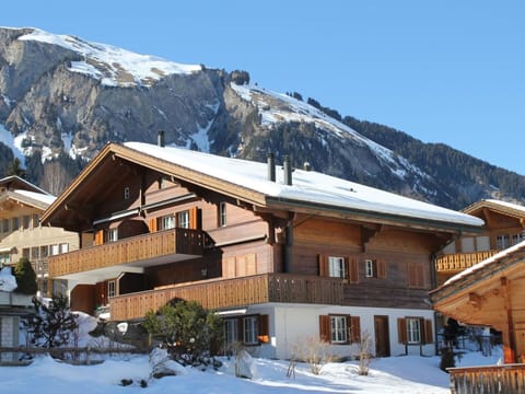 Snow, Sky, Building, Property, Mountain, Window, House, Plant, Slope, Architecture
