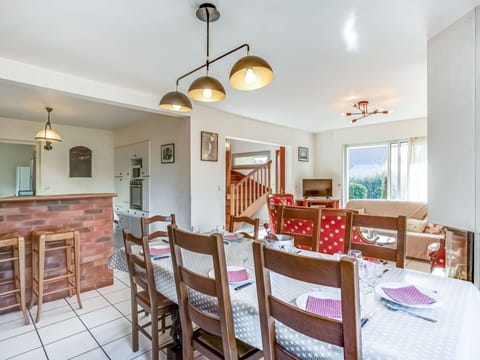 Property, Room, Furniture, Building, Ceiling, Real Estate, House, Dining Room, Interior Design, Floor