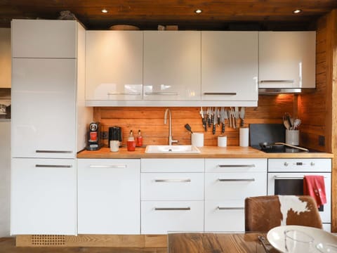 Brown, Cabinetry, Countertop, Property, Sink, Kitchen Sink, Kitchen, Tap, Building, Wood