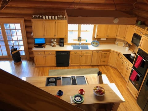 LARGE KITCHEN