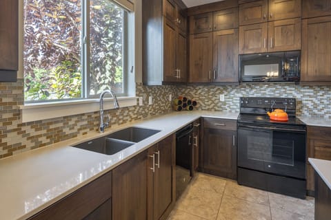 Kitchen New ('18), New GE Appliances, w/ an Island