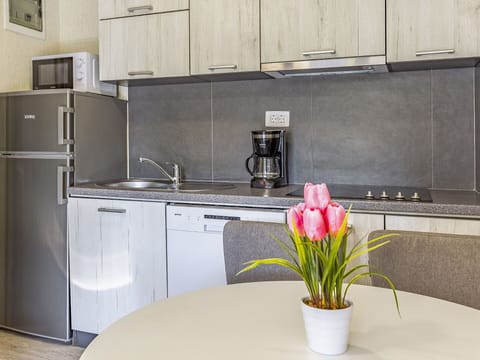 Flower, Countertop, Property, Cabinetry, Kitchen Sink, Flowerpot, Building, Plant, Sink, Kitchen Stove