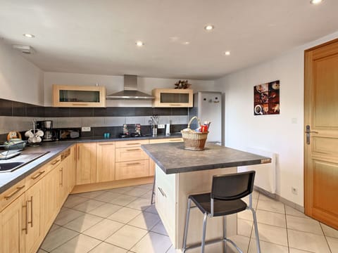 Plant, Property, Building, Natural Landscape, Tree, Land Lot, House, Cottage, Landscape, Residential Area