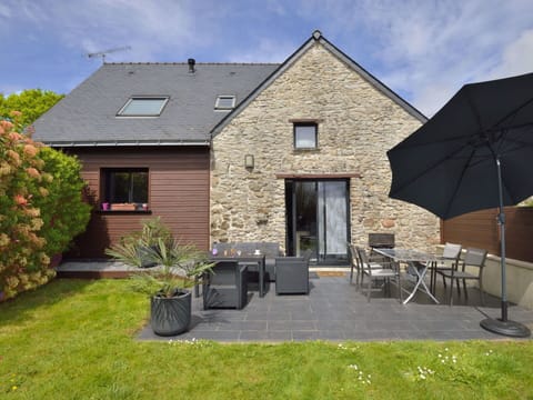 Plant, Property, Building, Natural Landscape, Tree, Land Lot, House, Cottage, Landscape, Residential Area