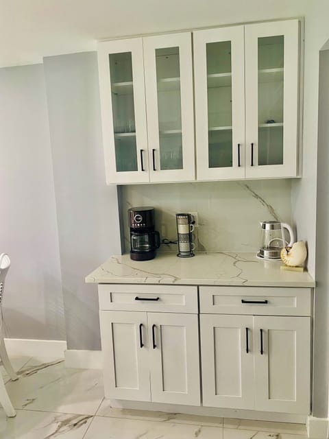 Coffee/bar area with coffeemaker and water kettle
Wine/beverage/beer glassware