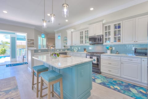 Kitchen: Fully equipped kitchen, 2 breakfast bars (seats 5 total), oven & stove, microwave, refrigerator, dishwasher, toaster, coffee maker, cookware, cooking utensils, dishware, bowls, silverware, glasses.