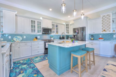 Kitchen: Fully equipped kitchen, 2 breakfast bars (seats 5 total), oven & stove, microwave, refrigerator, dishwasher, toaster, coffee maker, cookware, cooking utensils, dishware, bowls, silverware, glasses.