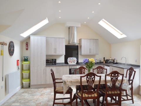 Light and bright kitchen and dining areas | Scrumpy Barn - Hayes Farm Mews, Luton, near Newton Abbot