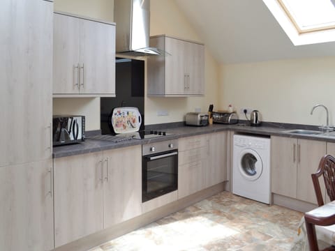 Well equipped kitchen | Scrumpy Barn - Hayes Farm Mews, Luton, near Newton Abbot