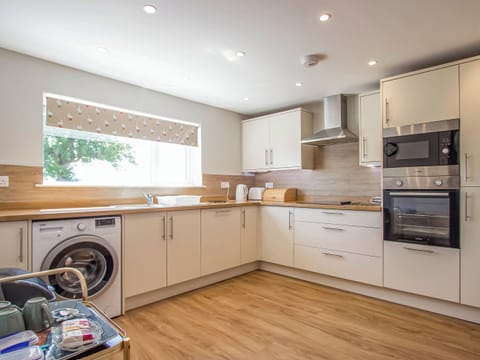 Comprehensively equipped kitchen | Grieve’s Cottage, Portmahomack, near Tain