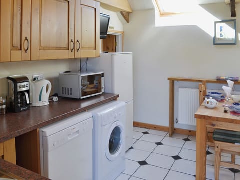 Kitchen/diner | Horseshoe Cottage - Lewannick Farm, Holywell Bay, nr. Cubert