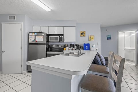 Breakfast bar and kitchen