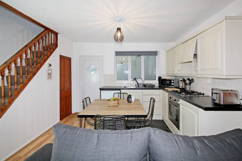 Bwthyn Cloch Glas (Blue Bell cottage) - lounge to dining kitchen view