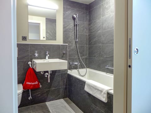 Mirror, Tap, Plumbing Fixture, Property, Bathtub, Bathroom Sink, Sink, Plant, Bathroom, Building