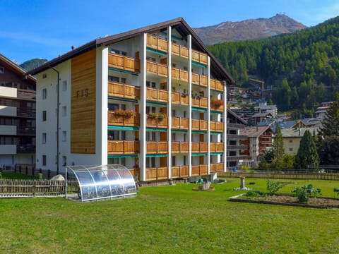 Property, Building, House, Architecture, Residential Area, Apartment, Real Estate, Sky, Mountain Range, Condominium