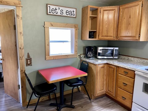Eat in kitchen (with view of the lake)