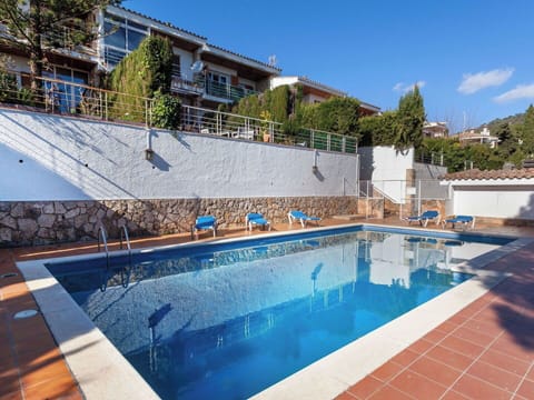 Swimming Pool, Property, Real Estate, Building, House, Residential Area, Home, Architecture, Estate, Leisure