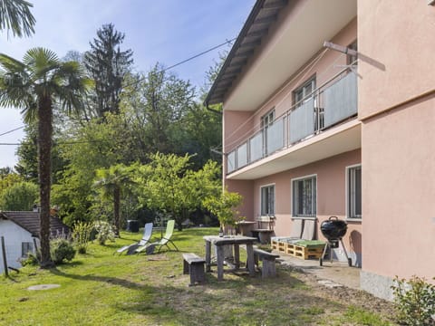 Plant, Building, Property, Sky, Window, Land Lot, Shade, Urban Design, Table, Tree