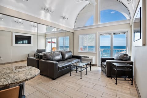 Real Deal right on Beach Elegant lofted 