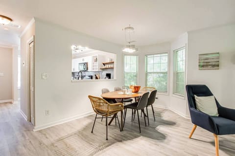 dining area with seating for 6