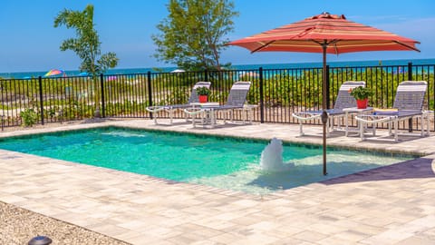 POOL w/ sunshelf.  Geyser is disabled. Heated at 85 degrees Dec 1 - Mar 1 only. 