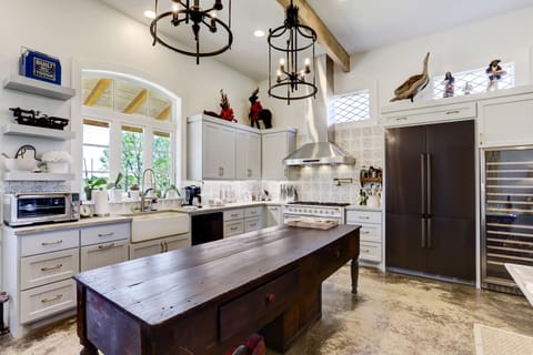 Large Chef's kitchen for all your needs stocked with everything including spices