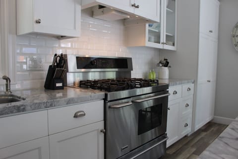 New Stainless steel gourmet stove installed in 2018  STR15-0329