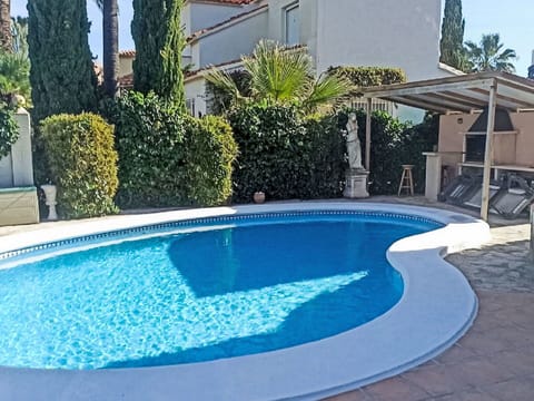Water, Property, Azure, Blue, Building, Plant, Swimming Pool, Rectangle, Shade, Composite Material