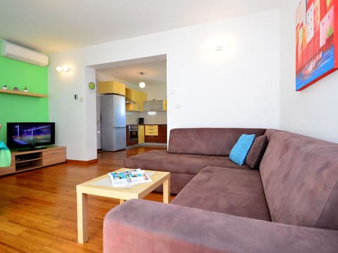 Room, Furniture, Property, Interior Design, Living Room, Floor, Building, Table, House, Wall