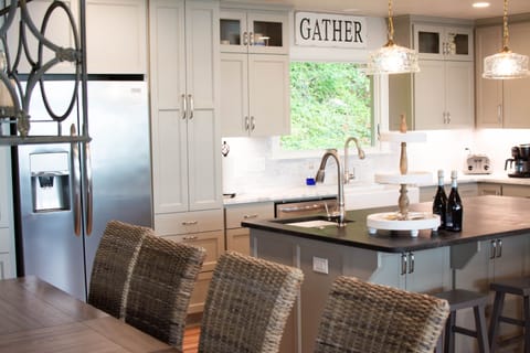 Dining room to kitchen
