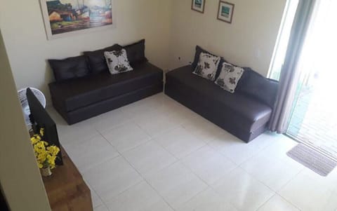 Nada como ver uma TV no sofá para relaxar depois de um dia de praia