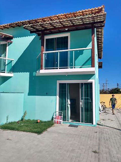 Aqui da frente da casa já dá pra sentir a brisa do mar. Venha para Arraial do Cabo!