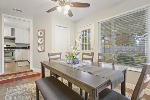 dining room, seats 6-7