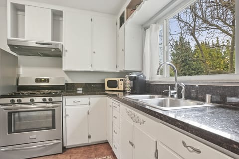 full kitchen, gas stove, oven, dishwasher, microwave, fridge with ice maker