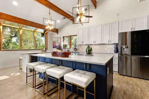 A newly refurbished kitchen with all electric appliances, modern fridge with two kinds of ice cubes, reverse osmosis tap, drink fridge and counter space galore!