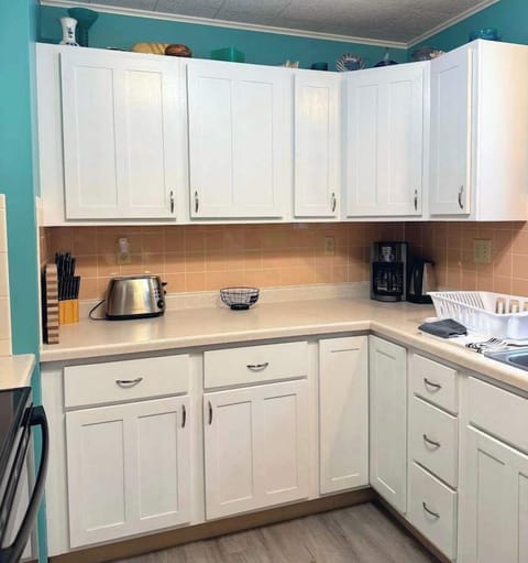 Ample Prep Space
Electric Kettle
Large Coffee Pot