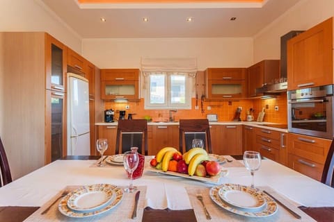 Kitchen with Modern Amenities – Fully equipped kitchen with modern appliances and plenty of counter space.