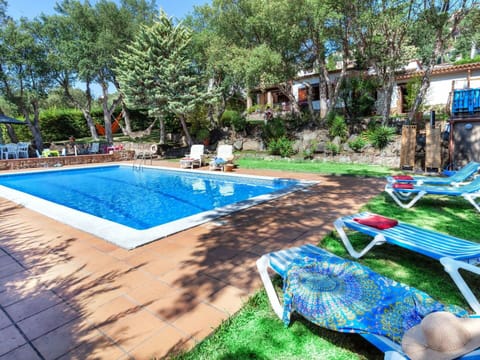 Swimming Pool, Property, Leisure, Resort, Vacation, Real Estate, Grass, Leisure Centre, House, Building