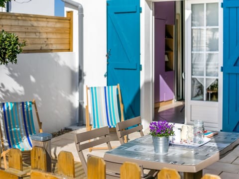 Table, Property, Daytime, Furniture, Blue, Plant, Flower, Green, Door, Wood