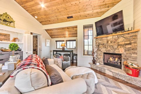 Glenville Vacation Rental | 2BR | 2BA | 900 Sq Ft | Stairs Required